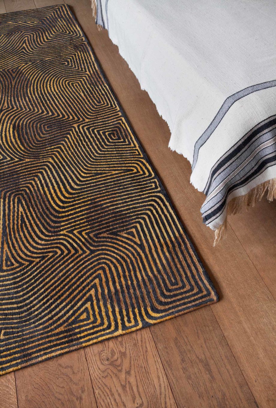 Louis De Poortere tapijt LX 9227 Meditation Coral Black Gold interior 2