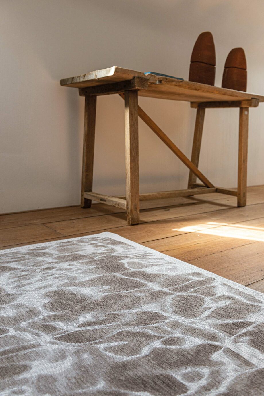Louis De Poortere tapijt Meditation Swim 9353 Grit interior 1