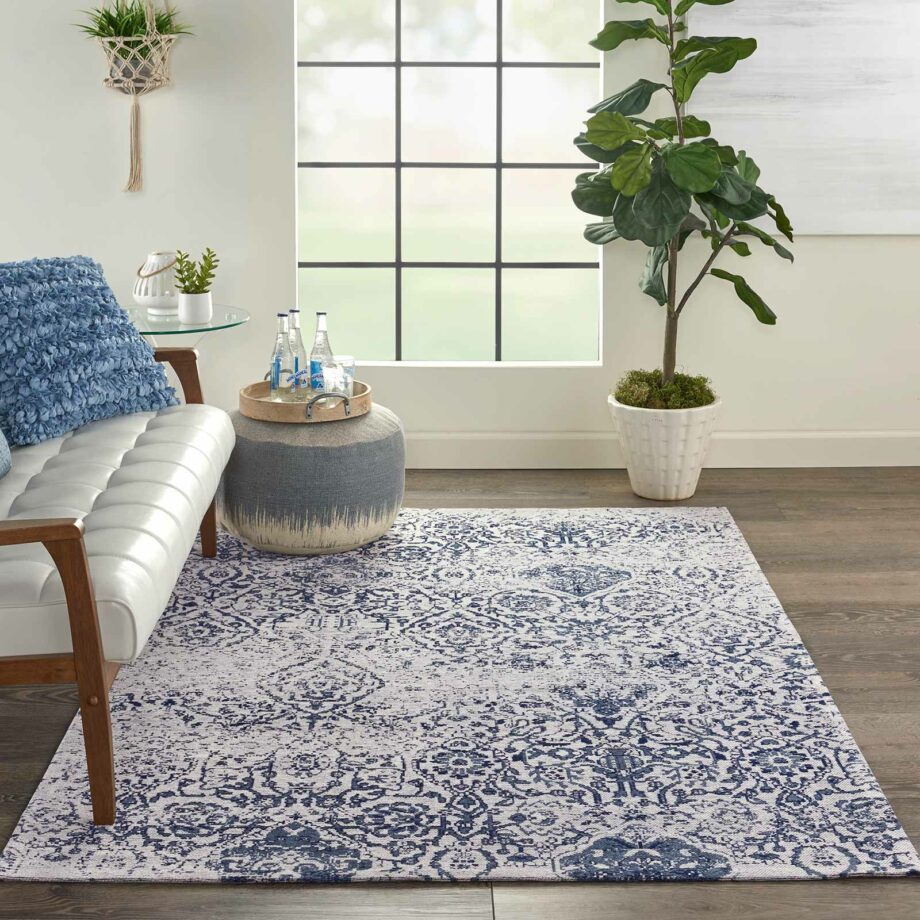 Nourison tapijt Damask DAS06 IVNAV IVORY NAVY 5x7 099446349859 interior 1 C