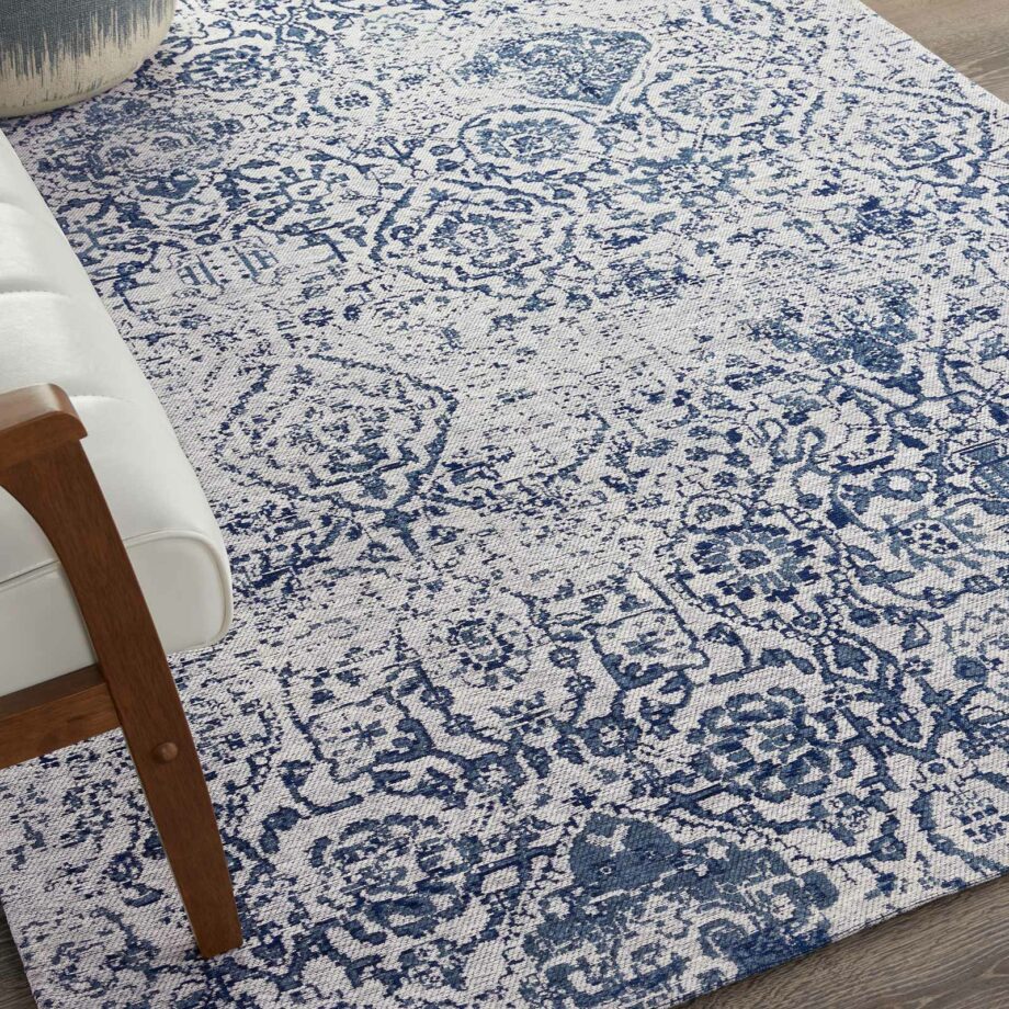Nourison tapijt Damask DAS06 IVNAV IVORY NAVY 5x7 099446349859 interior 2 C